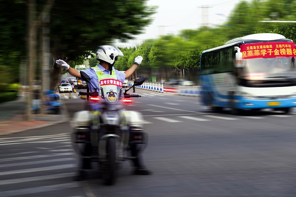 1687832455613055792.jpg 護(hù)考衛(wèi)士 王義全 攝.jpg