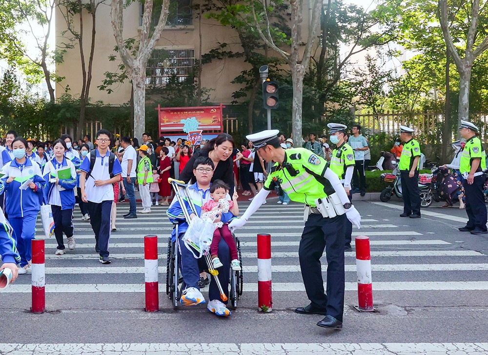 1687832599929084173.jpg 中考護(hù)航黃玉棟.jpg