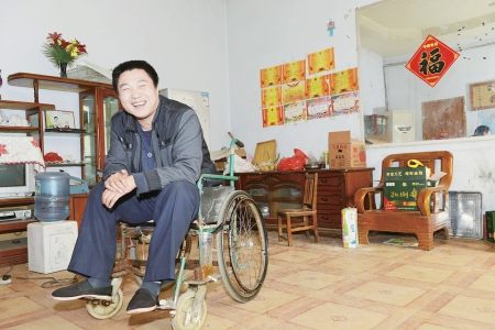 好小伙身殘志堅眾人贊背債務(wù)拾金不昧美名揚