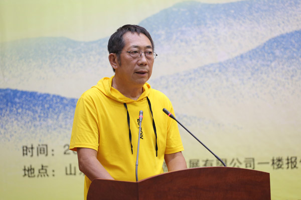 1-徐敬亞主持活動.jpg